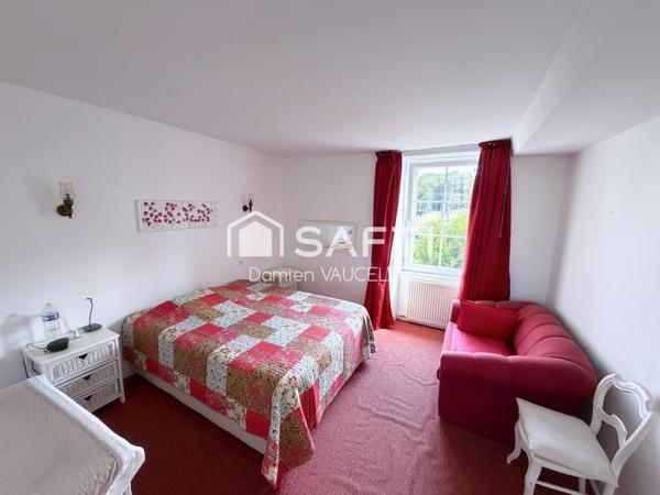 Belle maison de ville en pierre – 6 pièces avec jardin clos et arboré de 858 m².