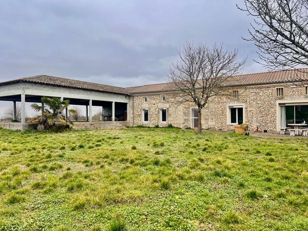 33920 SAINT CHRISTOLY DE BLAYE Magnifique longère avec grand terrain au calme