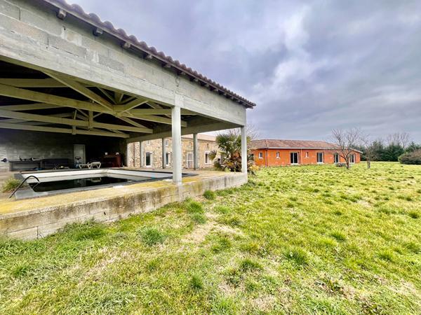 33920 SAINT CHRISTOLY DE BLAYE Magnifique longère avec grand terrain au calme