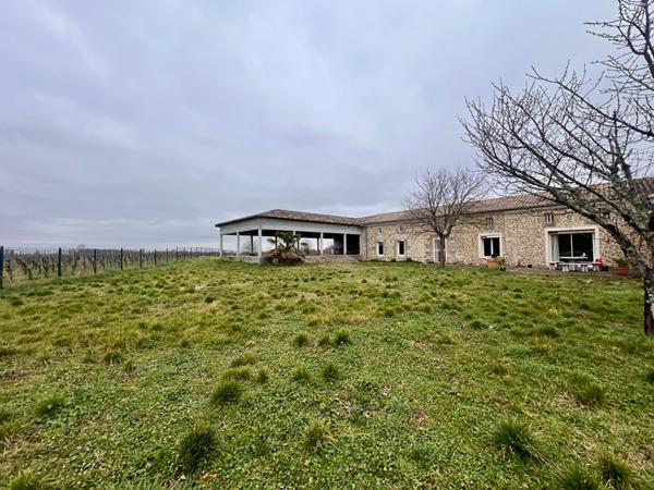 33920 SAINT CHRISTOLY DE BLAYE Magnifique longère avec grand terrain au calme