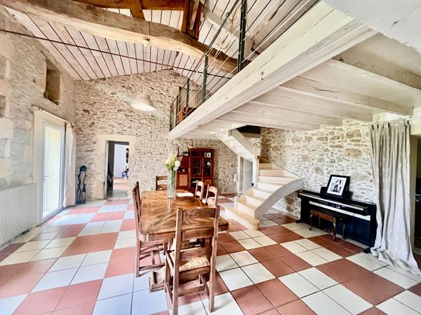 33920 SAINT CHRISTOLY DE BLAYE Magnifique longère avec grand terrain au calme