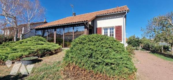 Maison à vendre à Thouars, proximité commerces et commodités, travaux énergétiques à prévoir.