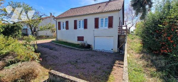 Maison à vendre à Thouars, proximité commerces et commodités, travaux énergétiques à prévoir.