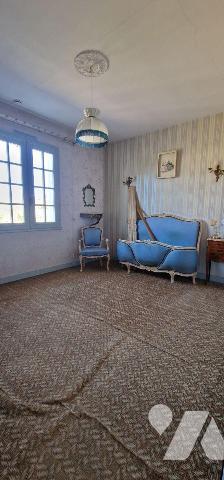Maison à vendre à Thouars, proximité commerces et commodités, travaux énergétiques à prévoir.