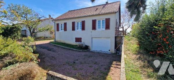 Maison à vendre à Thouars, proximité commerces et commodités, travaux énergétiques à prévoir.