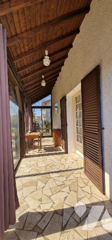 Maison à vendre à Thouars, proximité commerces et commodités, travaux énergétiques à prévoir.