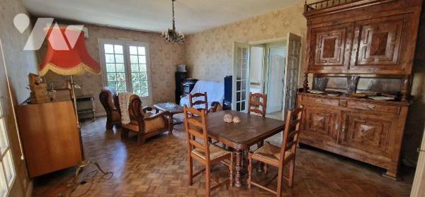Maison à vendre à Thouars, proximité commerces et commodités, travaux énergétiques à prévoir.