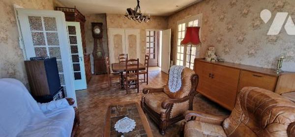 Maison à vendre à Thouars, proximité commerces et commodités, travaux énergétiques à prévoir.