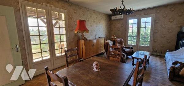 Maison à vendre à Thouars, proximité commerces et commodités, travaux énergétiques à prévoir.