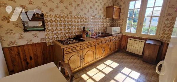 Maison à vendre à Thouars, proximité commerces et commodités, travaux énergétiques à prévoir.