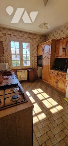 Maison à vendre à Thouars, proximité commerces et commodités, travaux énergétiques à prévoir.