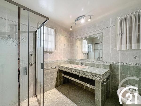 Maison à vendre  6 pièces - 222,85 m 2   ROBION  - 84