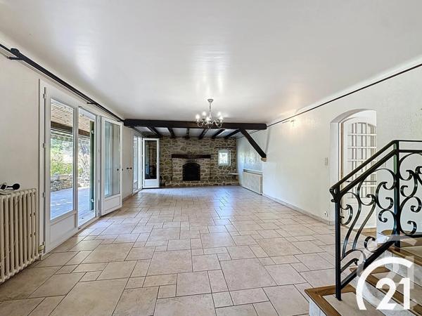 Maison à vendre  6 pièces - 222,85 m 2   ROBION  - 84