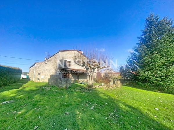 GRAZAC ! Ancien corps de ferme sur 1200 m2 de terrain ideal gîtes