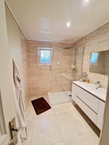 RARE A LA VENTE TRES BELLE VILLA AVEC STUDIO SUR ENSUES LA REDONNE