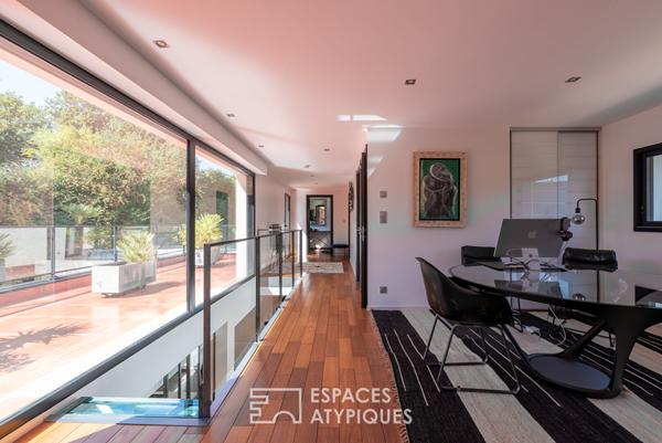 Maison d’architecte avec terrasses et jardin