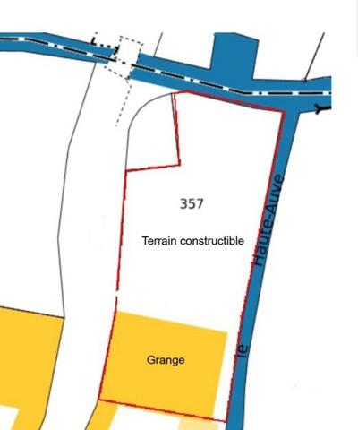 Grange et terrain en bordure de rivière
