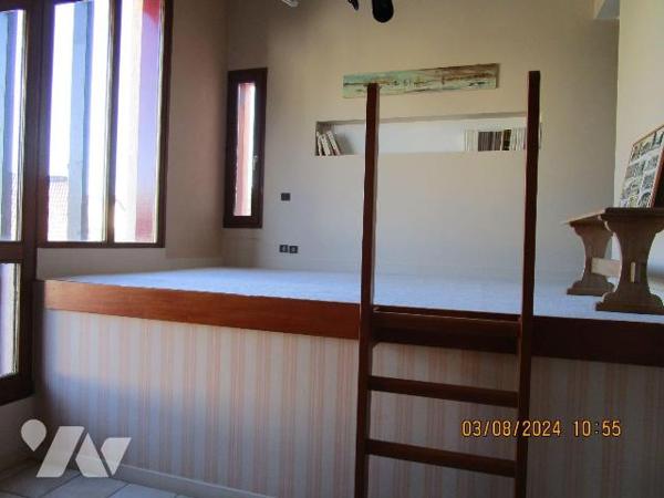 Proche centre ville et écoles : Très Belle Maison d'architecte construite en 1981, composée de ...