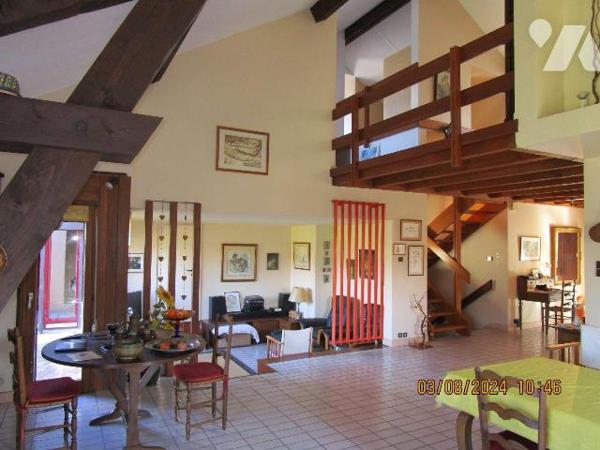 Proche centre ville et écoles : Très Belle Maison d'architecte construite en 1981, composée de ...