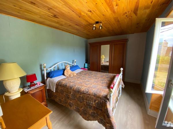 A vendre, à Chalvignac (CANTAL), dans un hameau au calme, une maison mitoyenne habitable de sui...