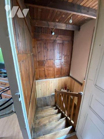 A vendre, à Chalvignac (CANTAL), dans un hameau au calme, une maison mitoyenne habitable de sui...