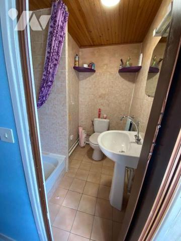 A vendre, à Chalvignac (CANTAL), dans un hameau au calme, une maison mitoyenne habitable de sui...