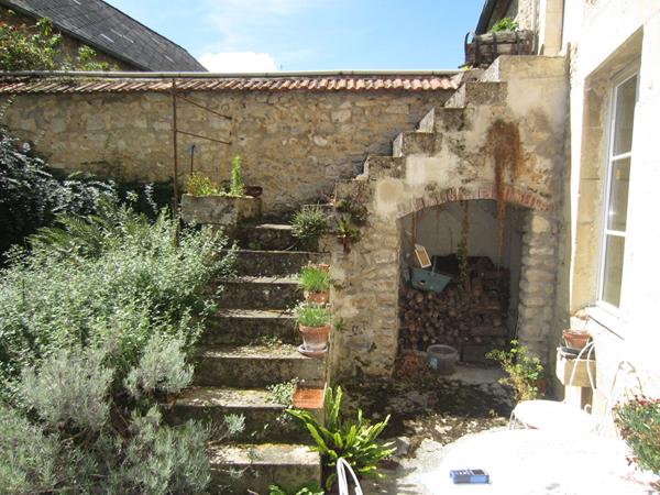 Maison en pierres au coeur du vignoble à 6 mn de MUIZON - Dépendances, cave voutée et jardin