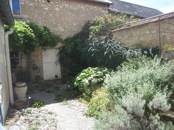 Maison en pierres au coeur du vignoble à 6 mn de MUIZON - Dépendances, cave voutée et jardin