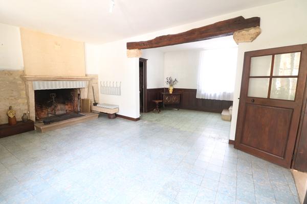 Maison en pierres au coeur du vignoble à 6 mn de MUIZON - Dépendances, cave voutée et jardin