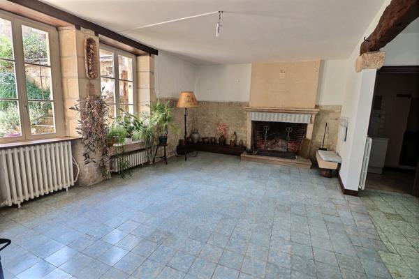 Maison en pierres au coeur du vignoble à 6 mn de MUIZON - Dépendances, cave voutée et jardin