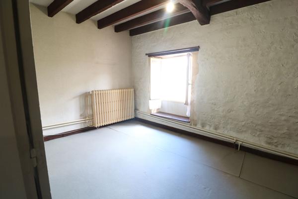 Maison en pierres au coeur du vignoble à 6 mn de MUIZON - Dépendances, cave voutée et jardin