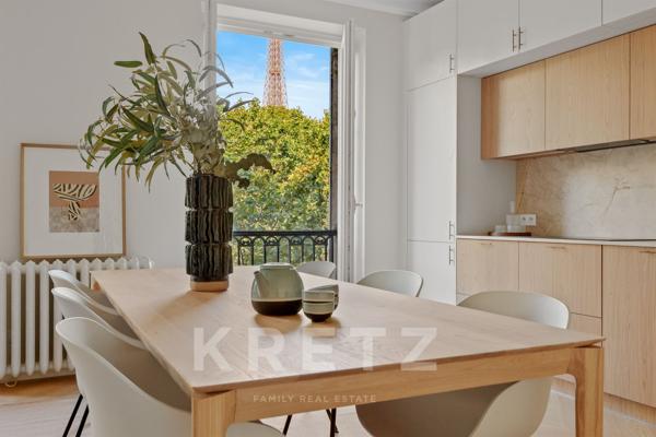 Appartement de réception avec balcon et vue Tour Eiffel