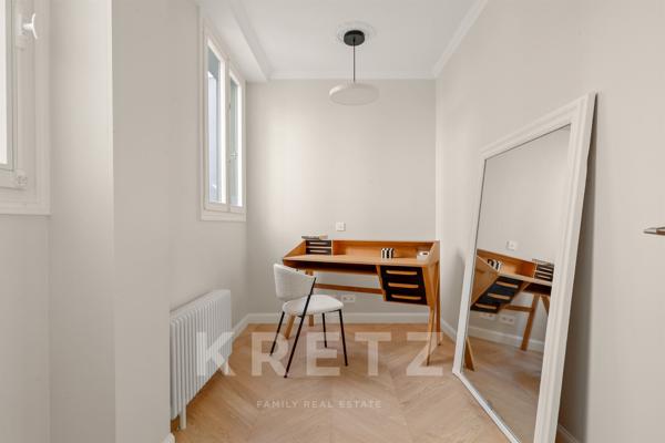 Appartement de réception avec balcon et vue Tour Eiffel