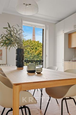 Appartement de réception avec balcon et vue Tour Eiffel
