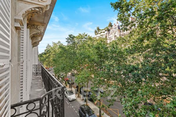 Appartement de réception avec balcon et vue Tour Eiffel