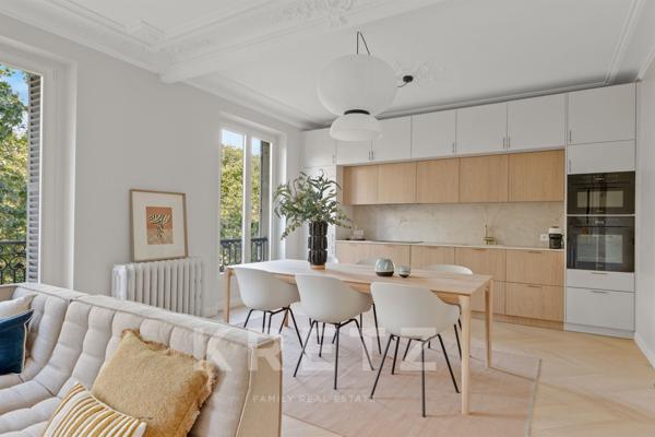 Appartement de réception avec balcon et vue Tour Eiffel