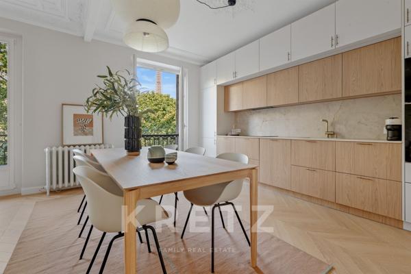 Appartement de réception avec balcon et vue Tour Eiffel