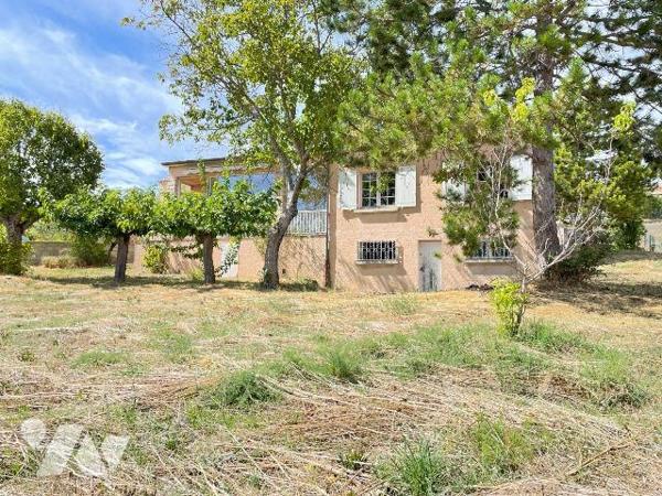 Villa de plain-pied d'env 125,69 m² située dans un quartier calme non loin du centre-ville, com...