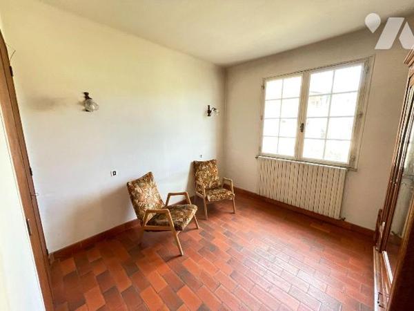 Villa de plain-pied d'env 125,69 m² située dans un quartier calme non loin du centre-ville, com...