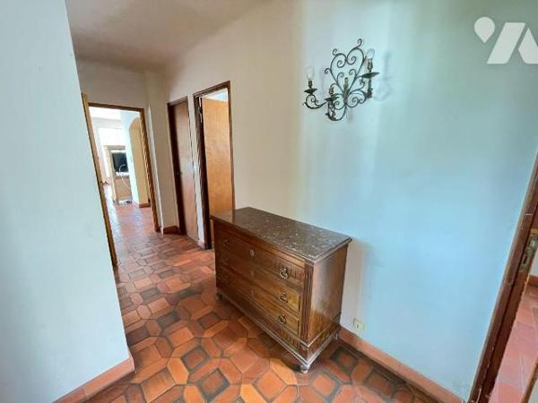 Villa de plain-pied d'env 125,69 m² située dans un quartier calme non loin du centre-ville, com...