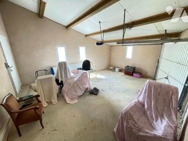 Villa de plain-pied d'env 125,69 m² située dans un quartier calme non loin du centre-ville, com...