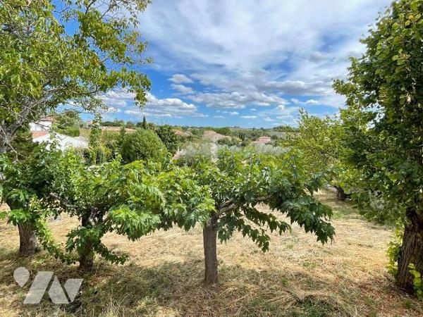 Villa de plain-pied d'env 125,69 m² située dans un quartier calme non loin du centre-ville, com...