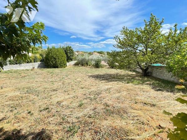 Villa de plain-pied d'env 125,69 m² située dans un quartier calme non loin du centre-ville, com...