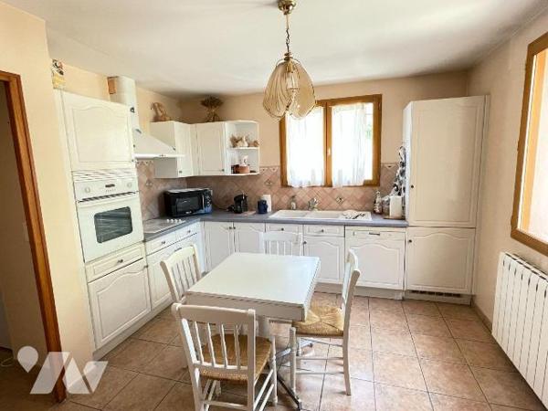 Villa de plain-pied d'env 125,69 m² située dans un quartier calme non loin du centre-ville, com...