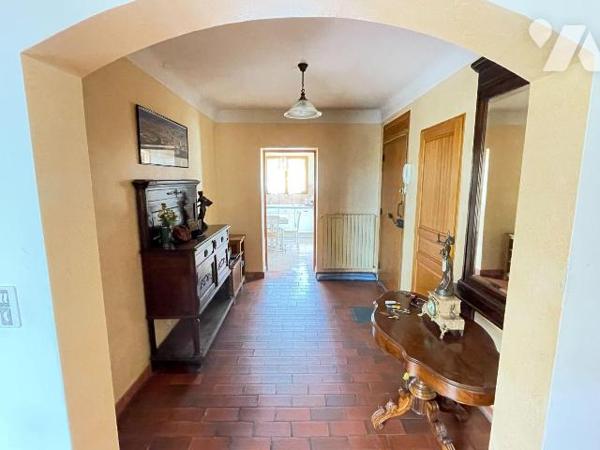 Villa de plain-pied d'env 125,69 m² située dans un quartier calme non loin du centre-ville, com...