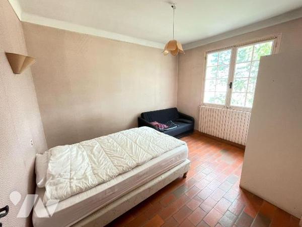 Villa de plain-pied d'env 125,69 m² située dans un quartier calme non loin du centre-ville, com...