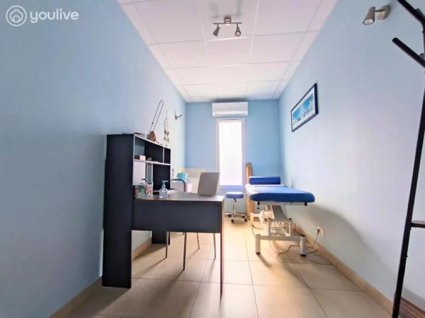 RARE LOCAL PROFESSIONNEL CLÉ EN MAIN – 4 BUREAUX – PMR – PARKING – AUCUN TRAVAUX