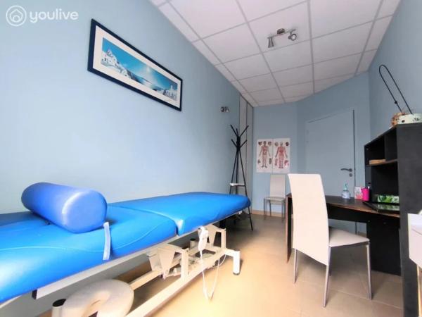RARE LOCAL PROFESSIONNEL CLÉ EN MAIN – 4 BUREAUX – PMR – PARKING – AUCUN TRAVAUX
