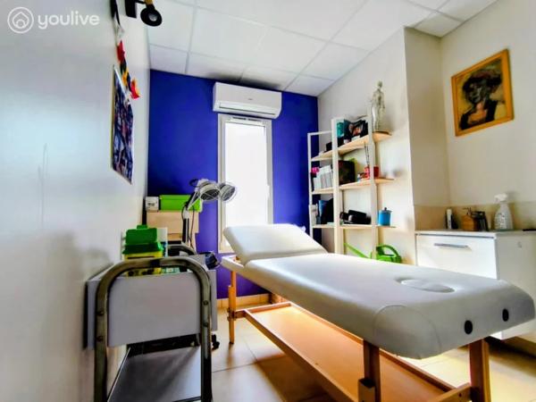 RARE LOCAL PROFESSIONNEL CLÉ EN MAIN – 4 BUREAUX – PMR – PARKING – AUCUN TRAVAUX