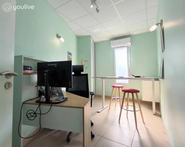 RARE LOCAL PROFESSIONNEL CLÉ EN MAIN – 4 BUREAUX – PMR – PARKING – AUCUN TRAVAUX